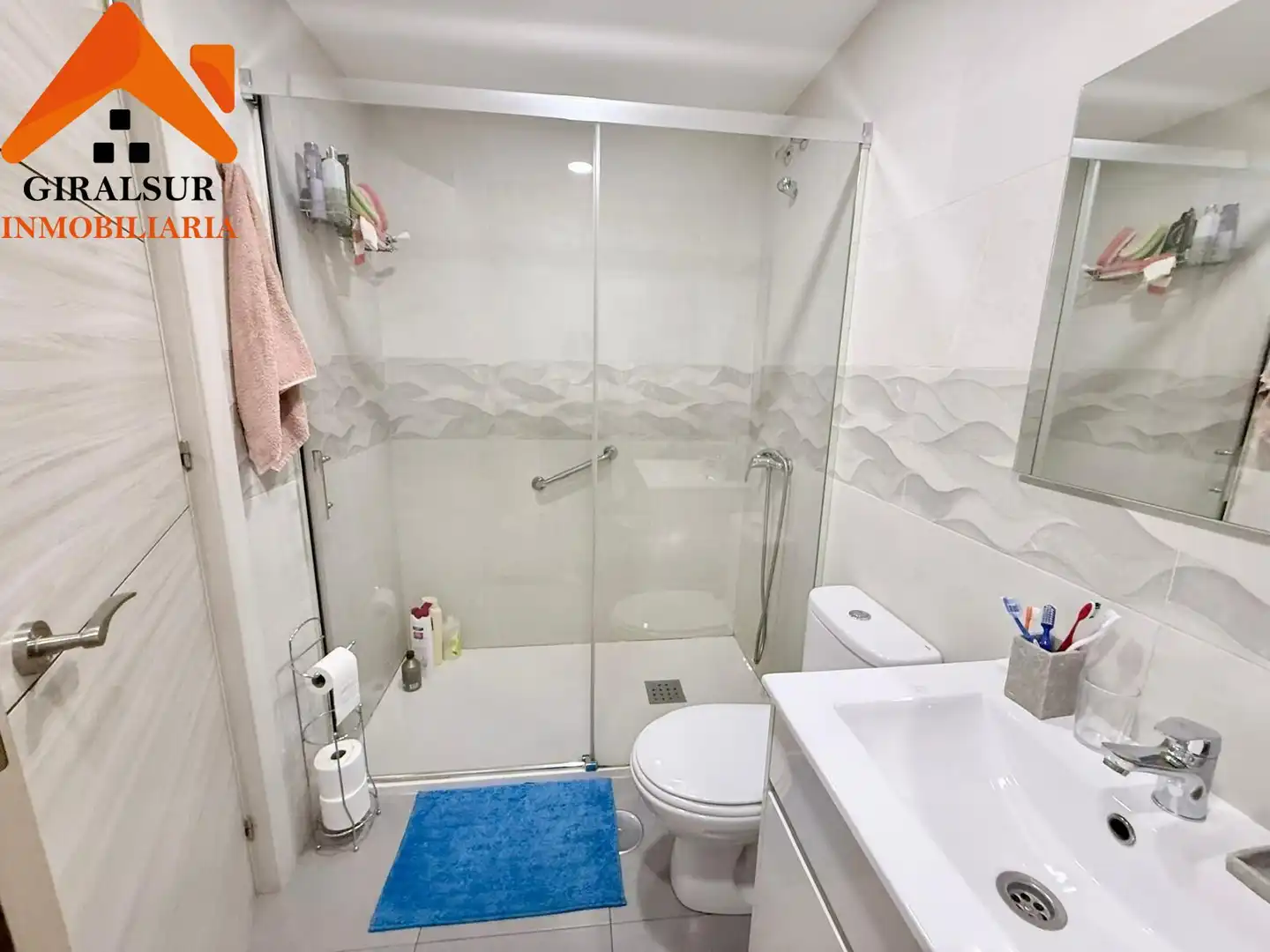 Bathroom of Flat for sale in Sevilla  with Air Conditioner and Terrace
