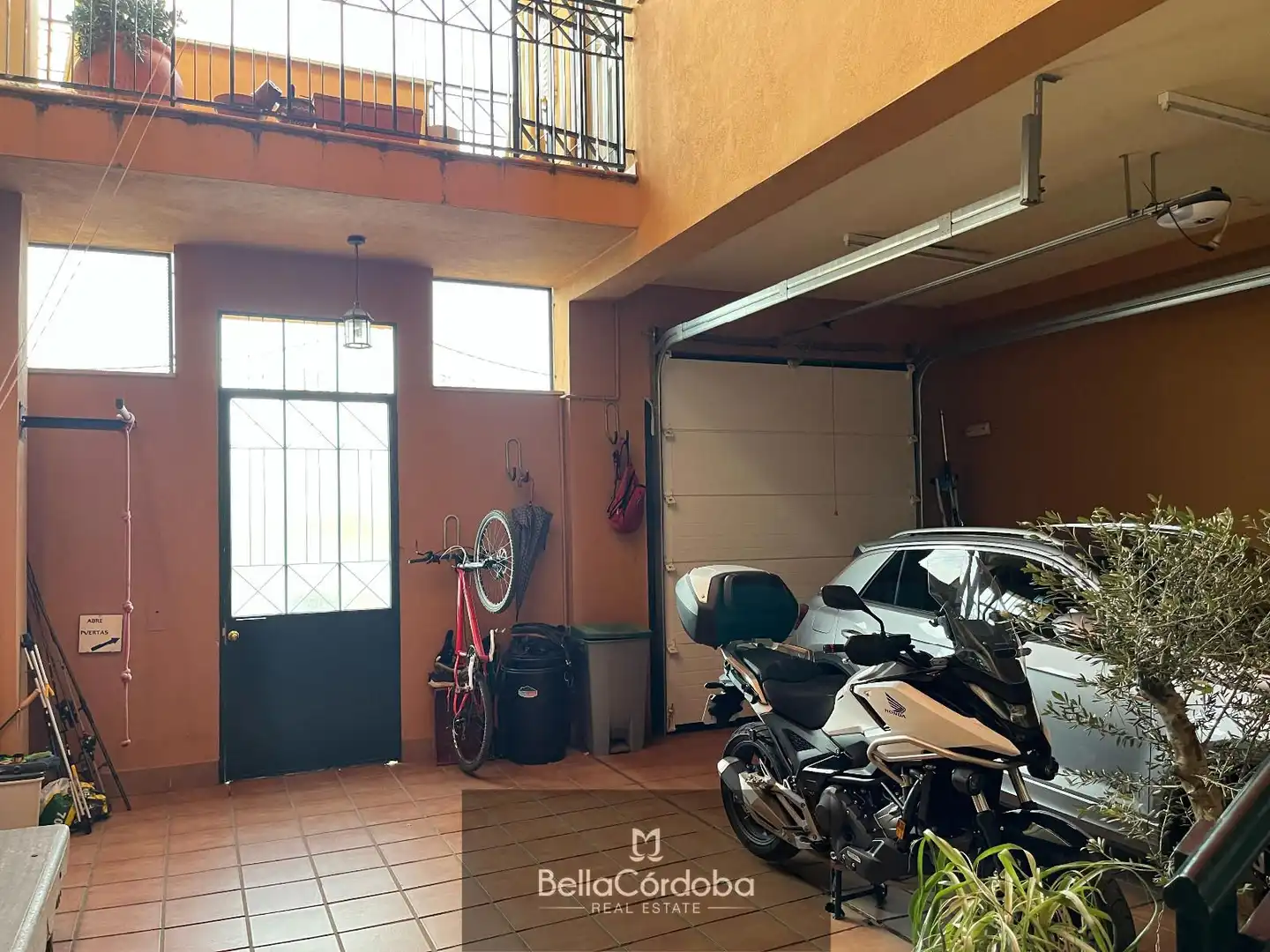 Aparcament de Casa adosada en venda en Córdoba amb Aire condicionat, Traster i Piscina