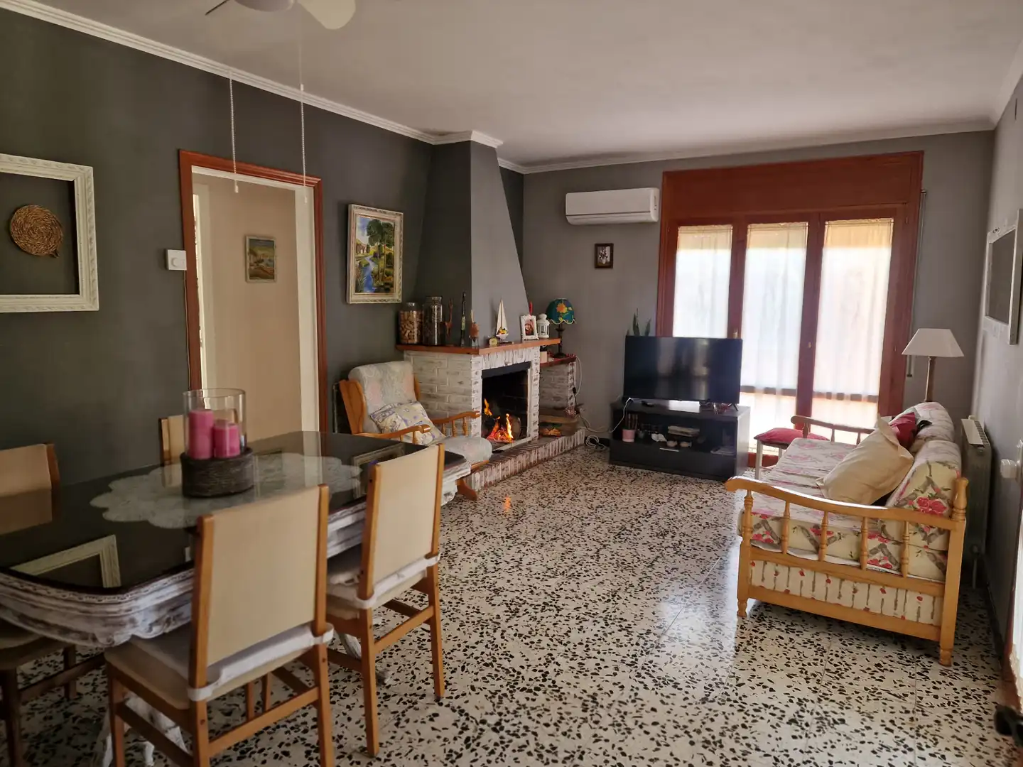 Sala d'estar de Casa o xalet en venda en Cubelles amb Calefacció, Jardí privat i Terrassa