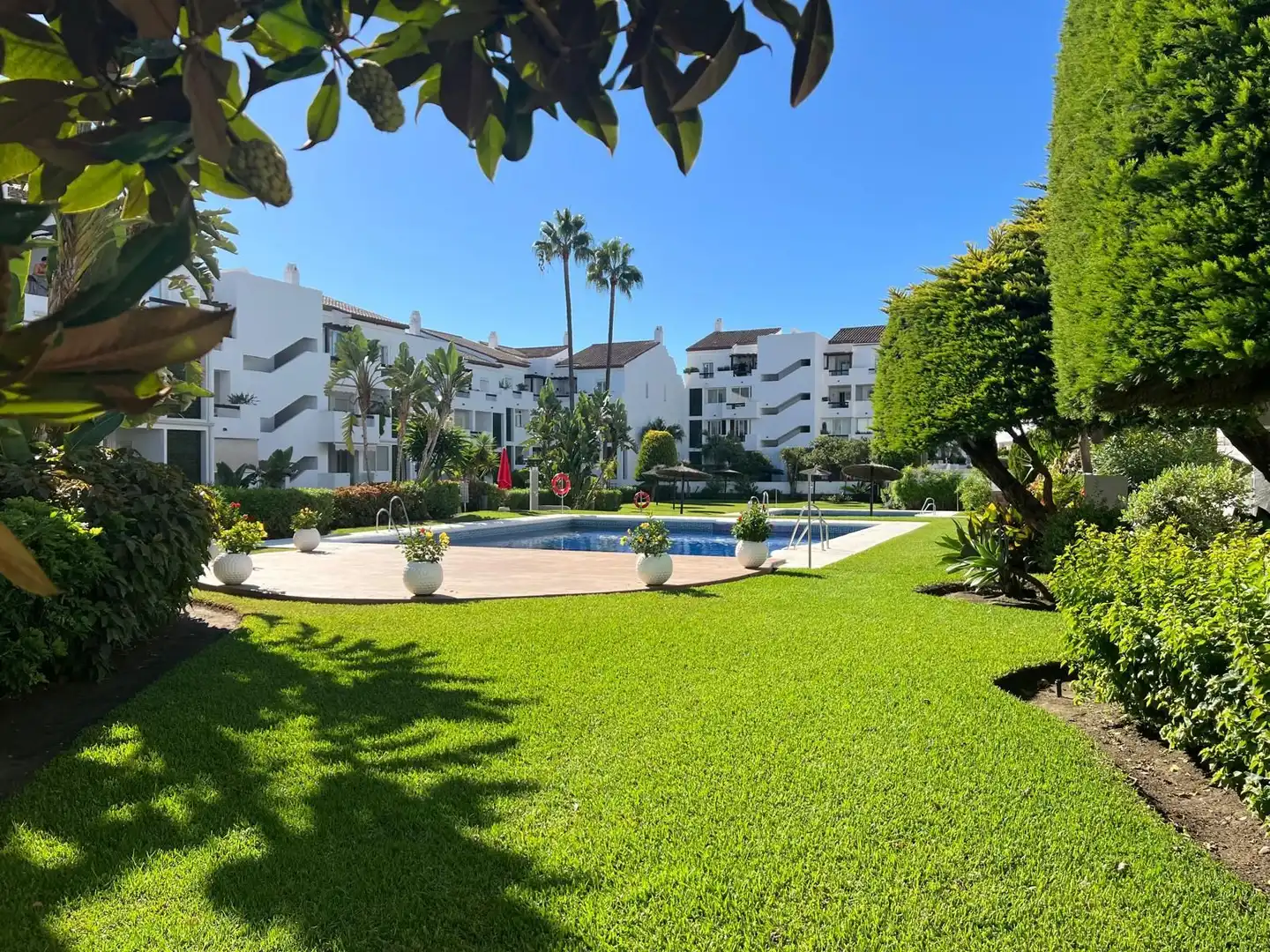 Außenansicht von Maisonette zum Verkauf in Estepona mit Klimaanlage, Terrasse und Abstellraum