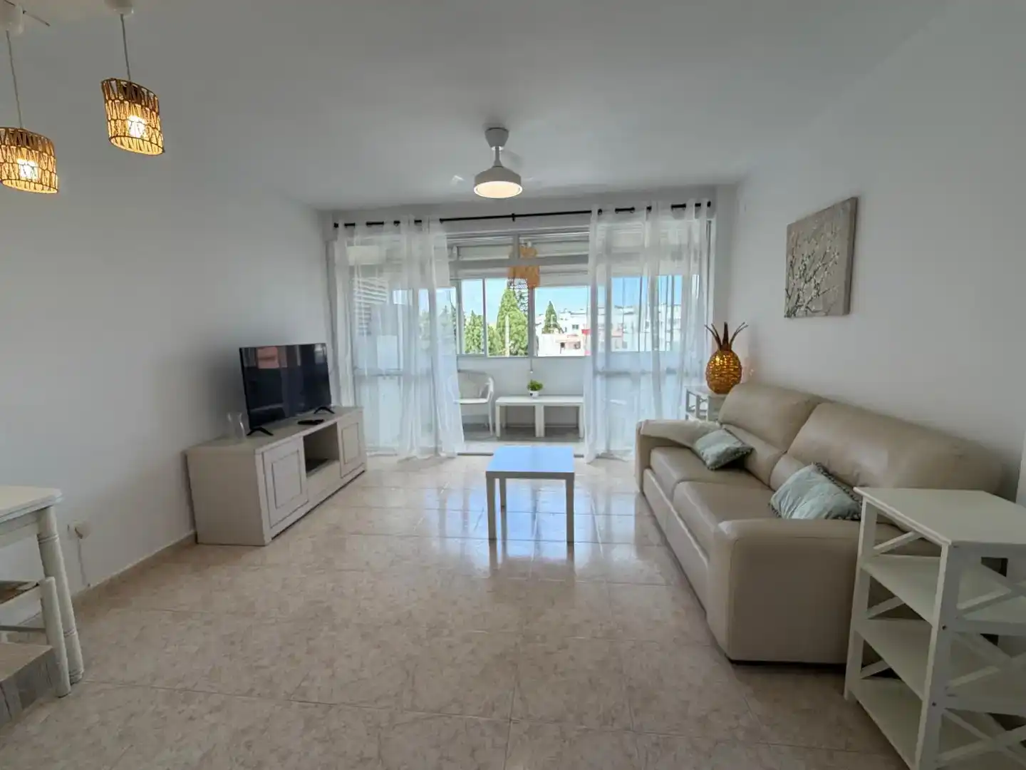 Sala d'estar de Pis de lloguer en Torremolinos amb Jardí privat, Piscina i Moblat