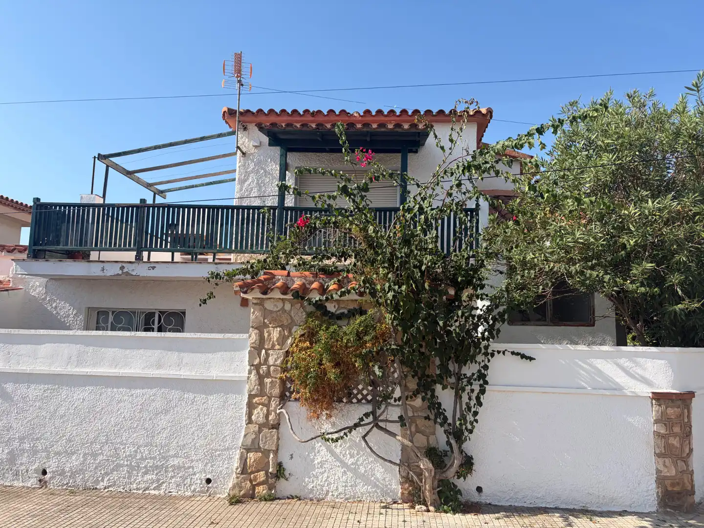 Vista exterior de Casa o xalet en venda en Mont-roig del Camp amb Aire condicionat, Calefacció i Jardí privat