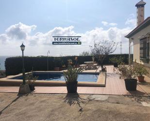 Vista exterior de Casa o xalet en venda en Vélez-Málaga amb Terrassa i Piscina