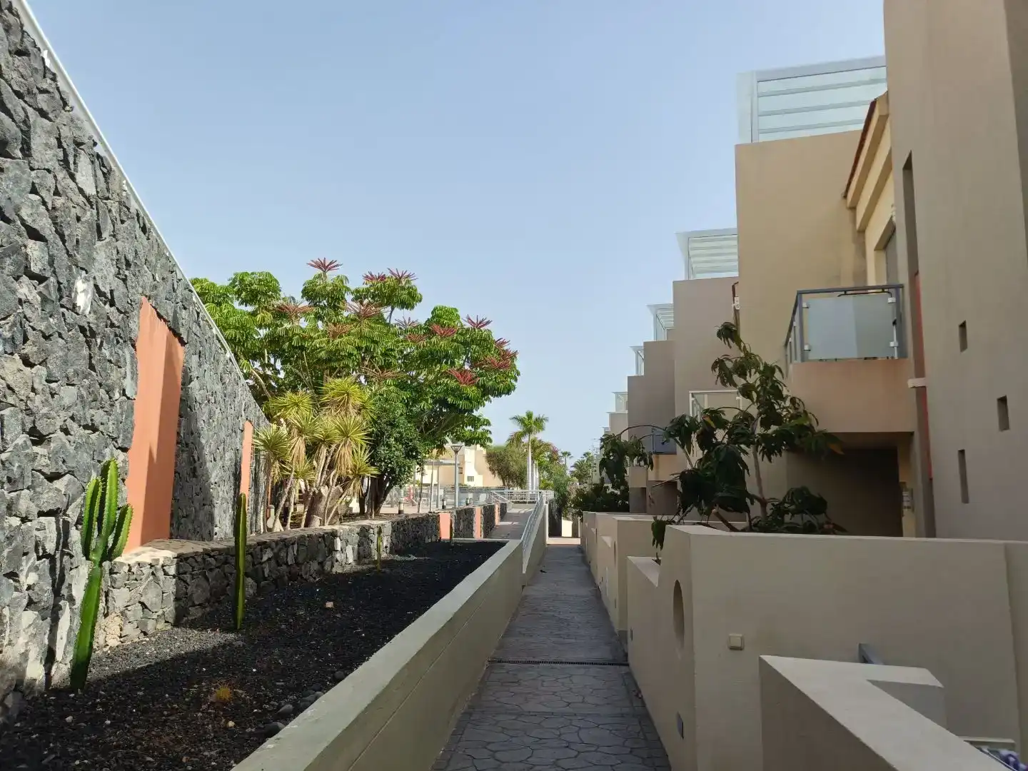 Vista exterior de Casa adosada en venda en Santiago del Teide amb Piscina i Balcó