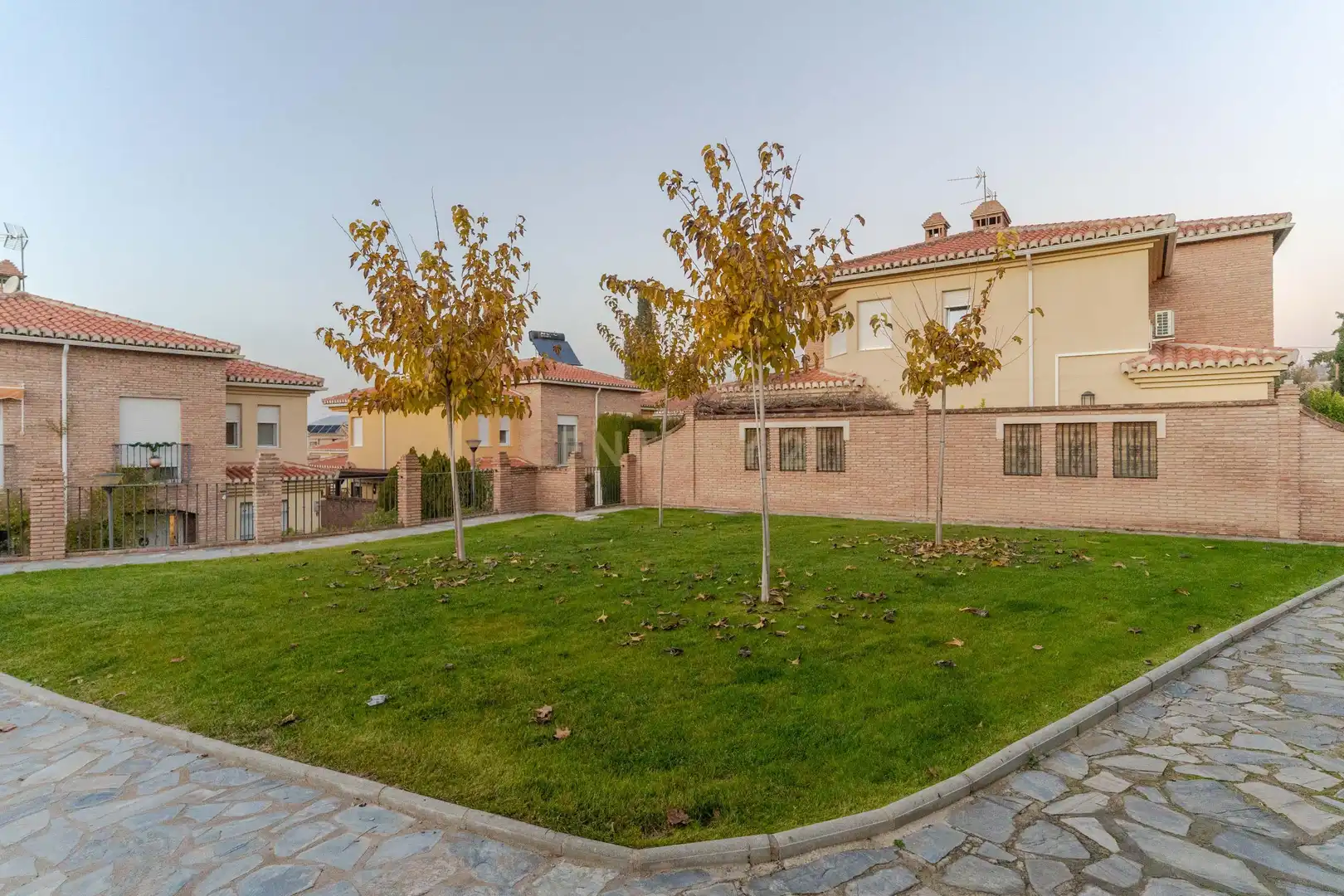 Vista exterior de Casa adosada en venda en La Zubia amb Aire condicionat, Jardí privat i Traster