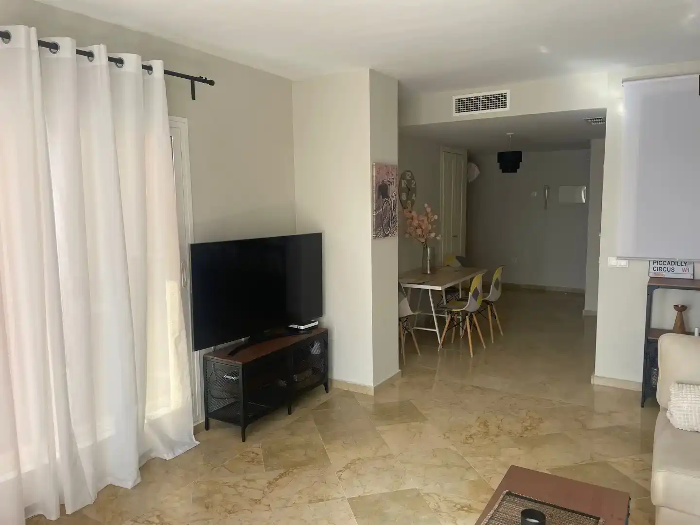 Wohnzimmer von Wohnung zur Miete in Mijas mit Schwimmbad und Balkon