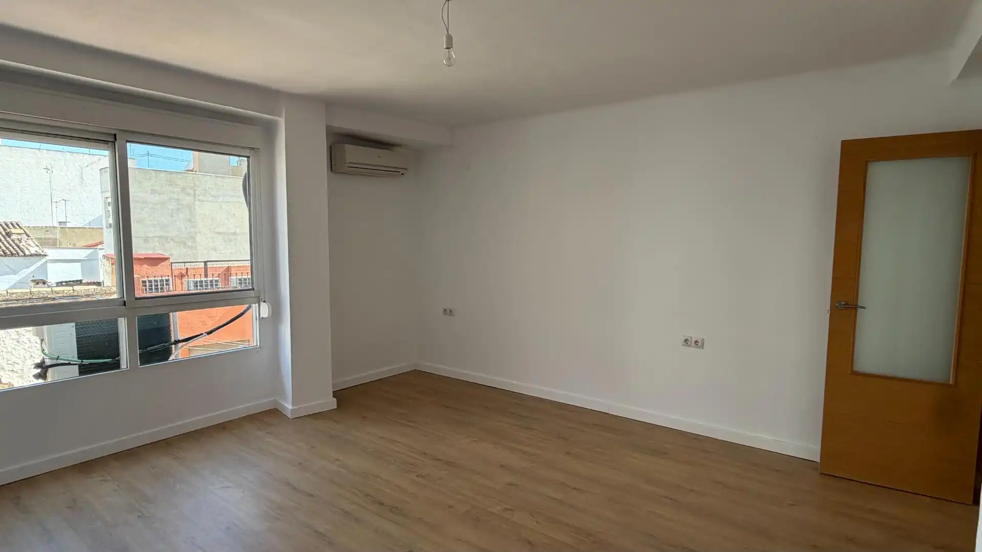 Dormitori de Pis en venda en Paterna amb Aire condicionat, Parquet i Terrassa