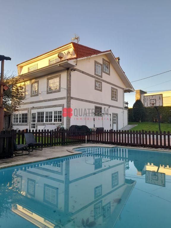Vista exterior de Casa o xalet en venda en Santiago de Compostela  amb Calefacció, Jardí privat i Piscina