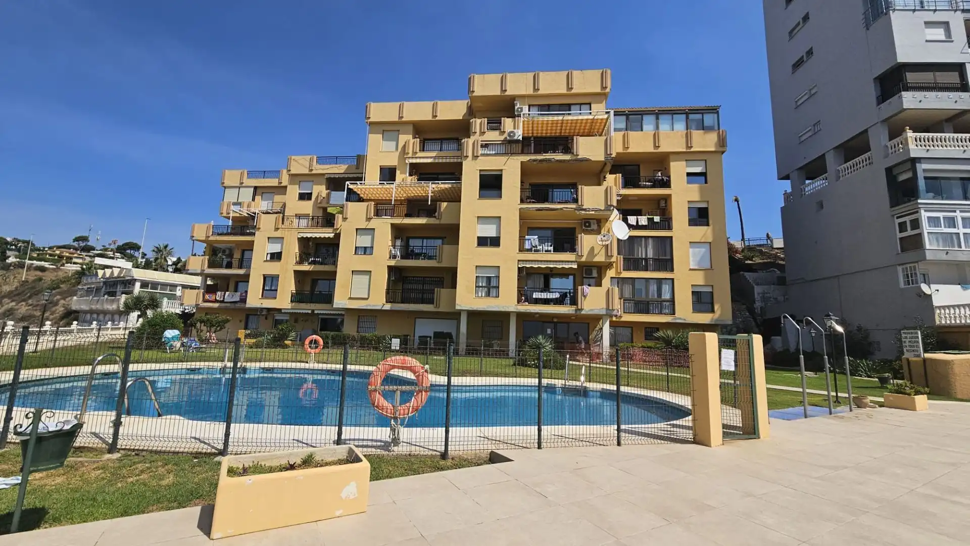 Vista exterior de Apartamento de alquiler en Benalmádena con Terraza, Amueblado y Piscina comunitaria