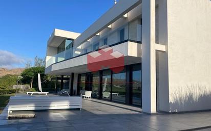 Vista exterior de Casa o xalet en venda en San Bartolomé de Tirajana amb Aire condicionat, Terrassa i Piscina