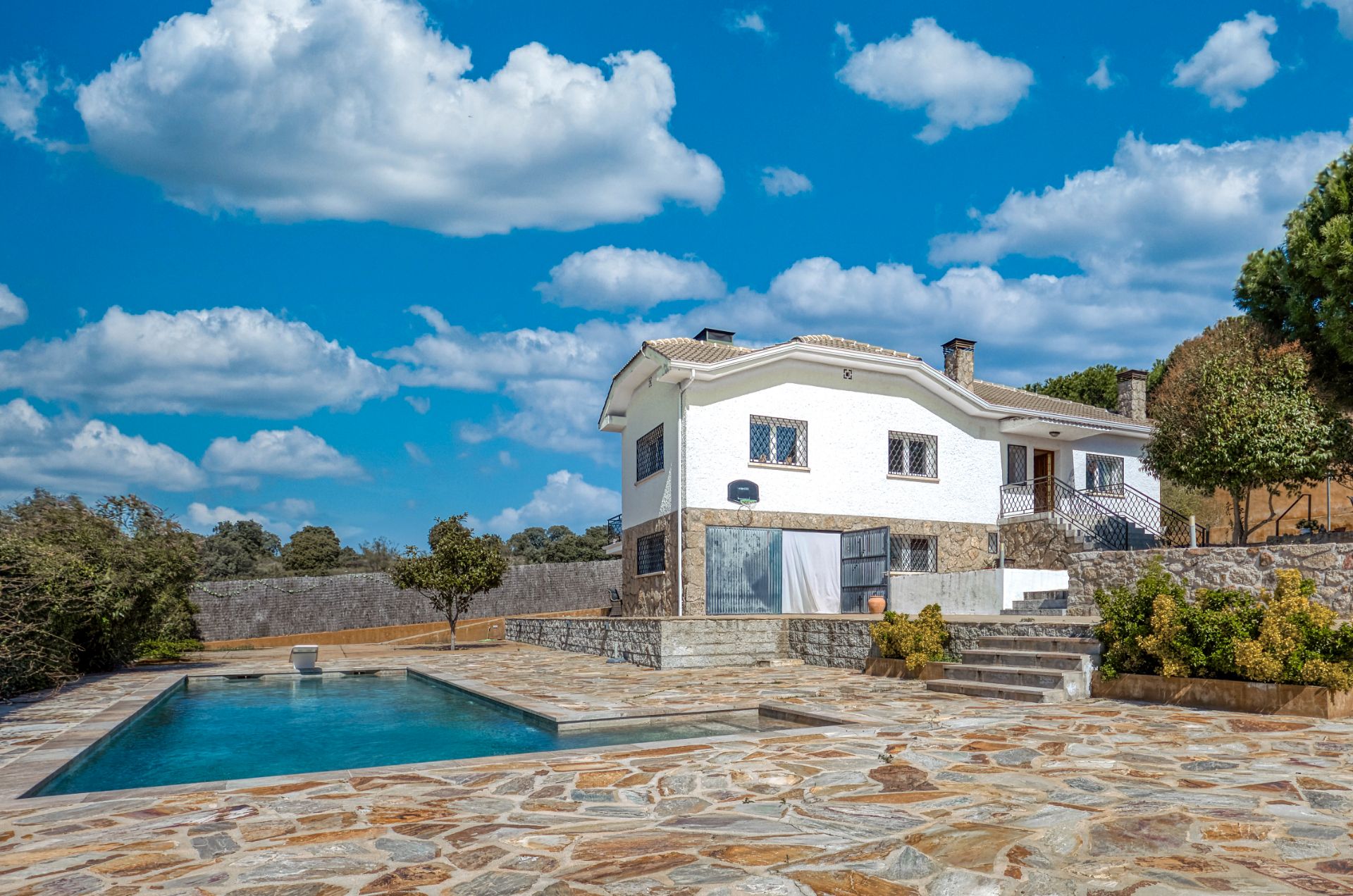 Vista exterior de Casa o xalet en venda en Valdemorillo amb Calefacció, Jardí privat i Terrassa