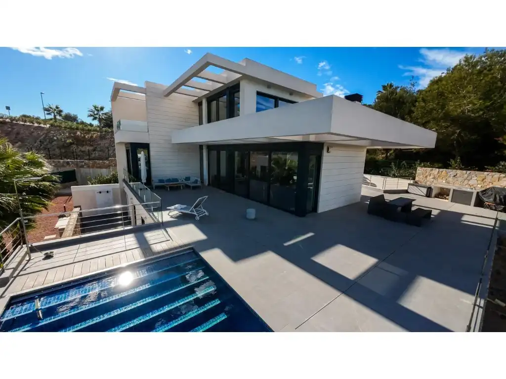 House with pool for sale in Avenida de las Colinas