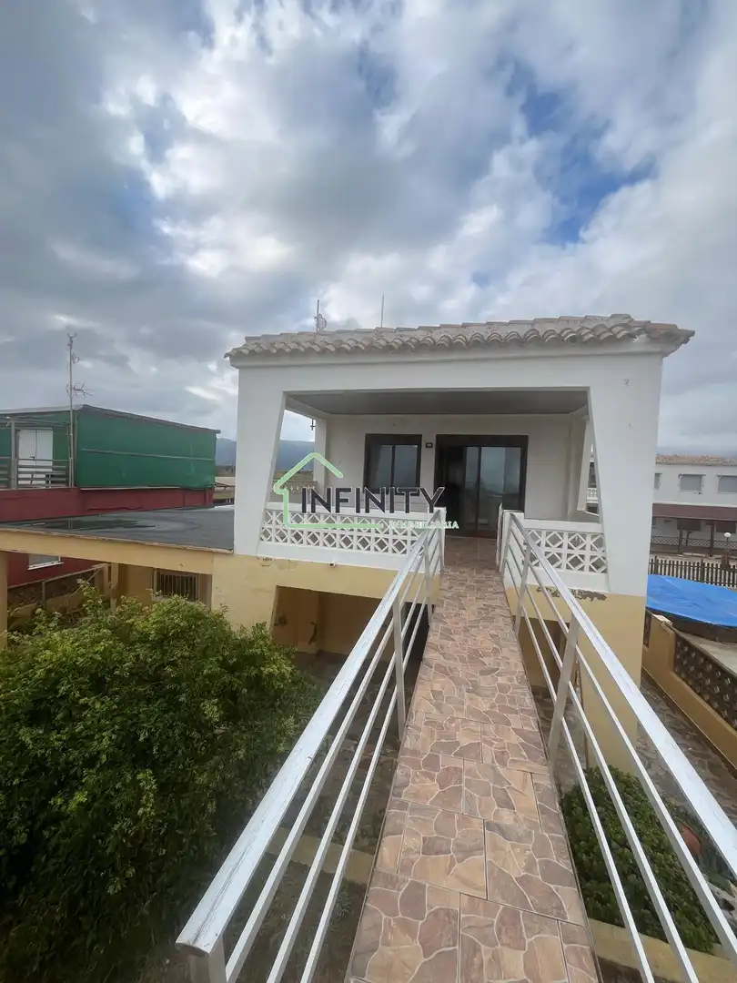 Vista exterior de Casa adosada en venda en Tavernes de la Valldigna amb Calefacció i Balcó