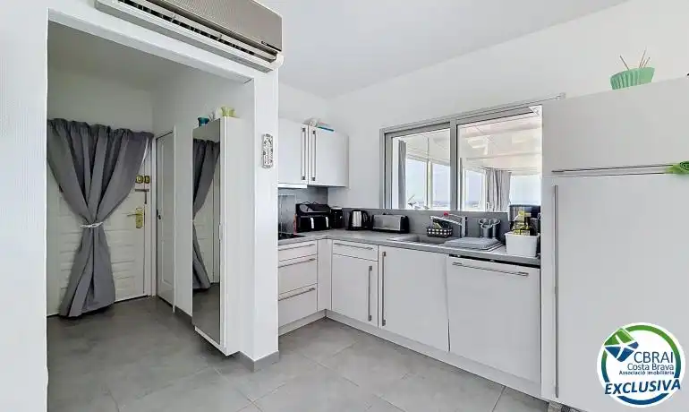 Cuina de Apartament en venda en Roses amb Calefacció, Terrassa i Piscina