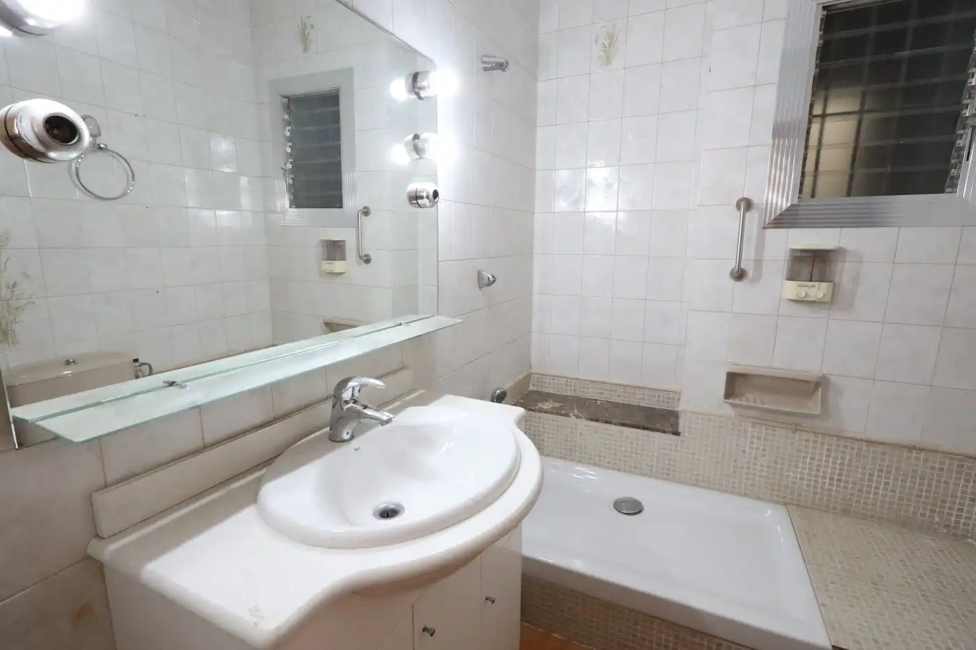 Badezimmer von Wohnung zum Verkauf in Barcelona mit Heizung, Balkon und Haustechnik