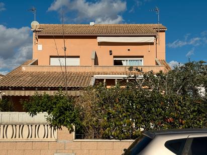 Vista exterior de Casa adosada en venda en Torredembarra amb Terrassa i Balcó