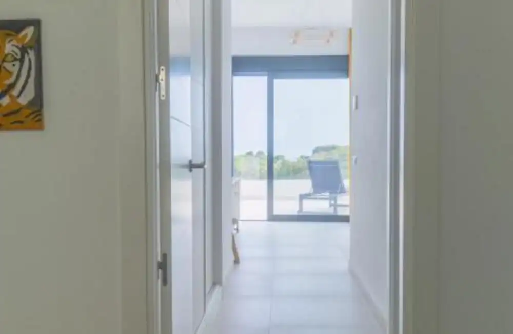 Einfamilien-Reihenhaus zum Verkauf in Casares mit Klimaanlage, Privatgarten und Terrasse