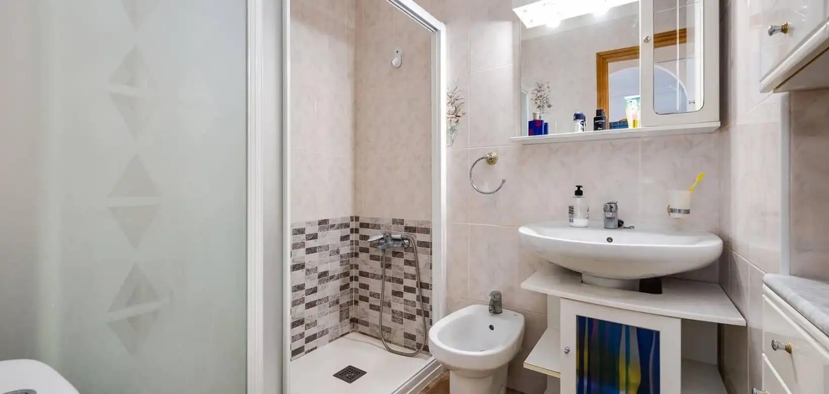 Bany de Apartament en venda en Torrevieja amb Aire condicionat, Calefacció i Terrassa