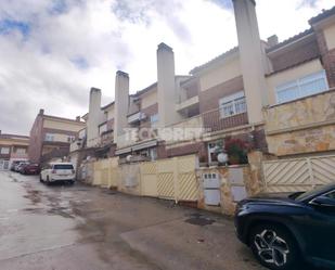 Vista exterior de Casa adosada en venda en Guadalajara Capital amb Calefacció i Jardí privat