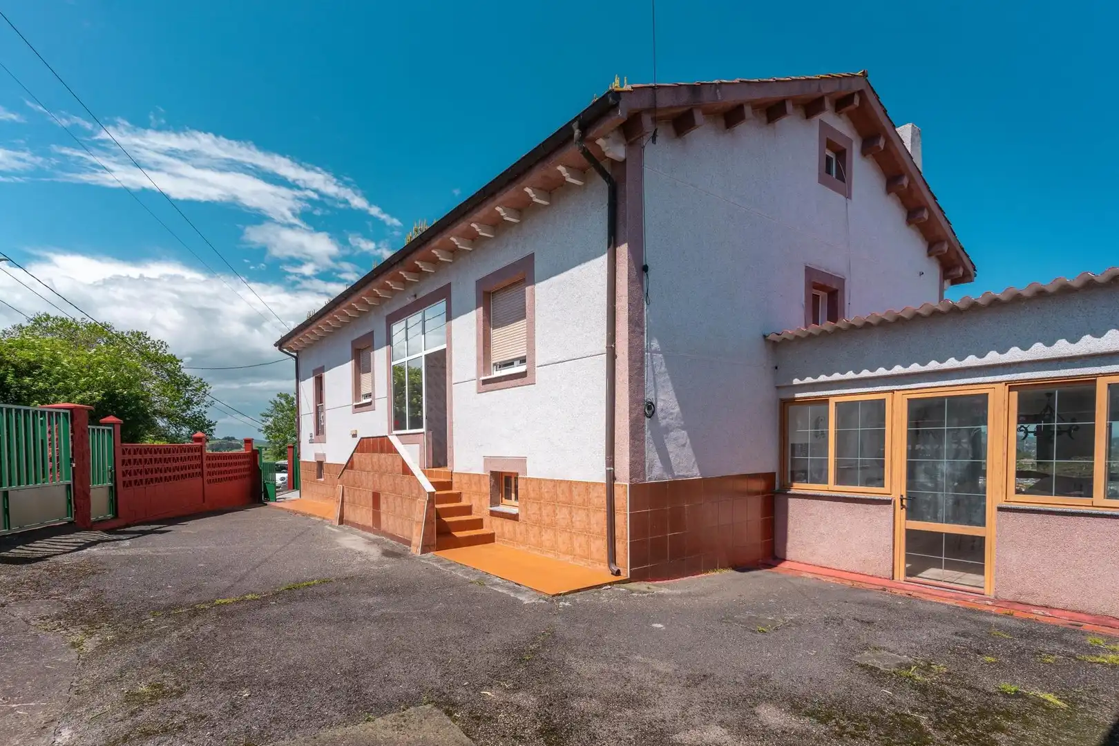 Vista exterior de Casa o xalet en venda en Gijón  amb Calefacció, Jardí privat i Traster