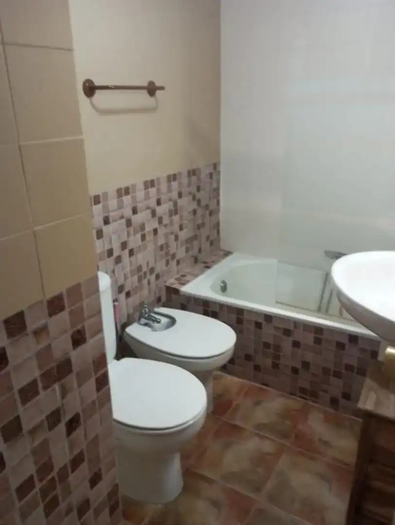 Bathroom of Flat for rent in Madrigal de la Vera  with Air Conditioner, Private garden and Parquet flooring