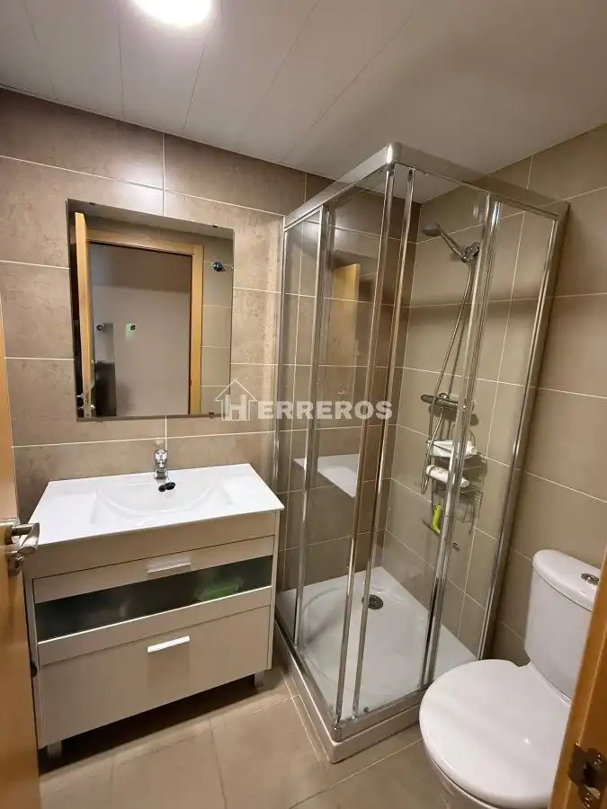 Baño de Apartamento en venta en  Logroño con Calefacción, Parquet y Trastero