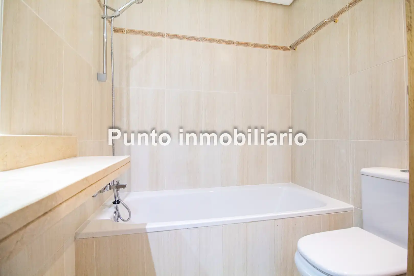 Bathroom of Flat for rent in Valladolid  with Heating and Parquet flooring