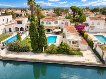 Casa amb piscina en venda a Cap Ras - Creus - Falconera