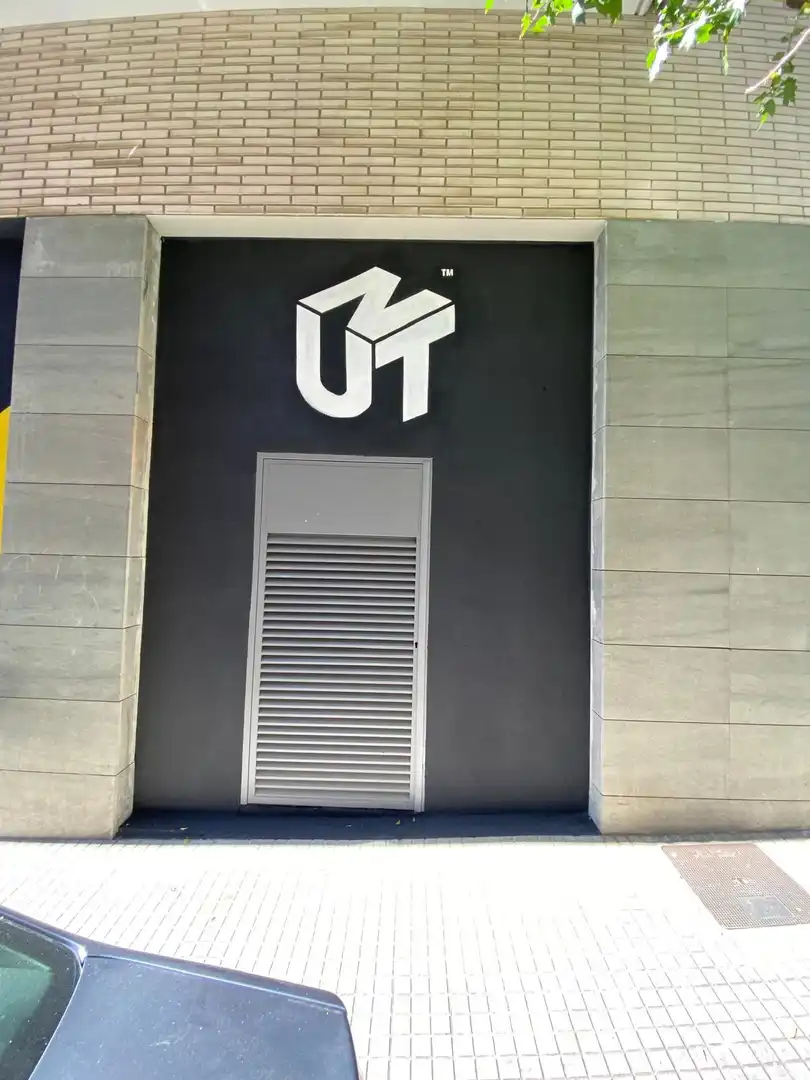 Vista exterior de Traster de lloguer en Cornellà de Llobregat amb Alarma