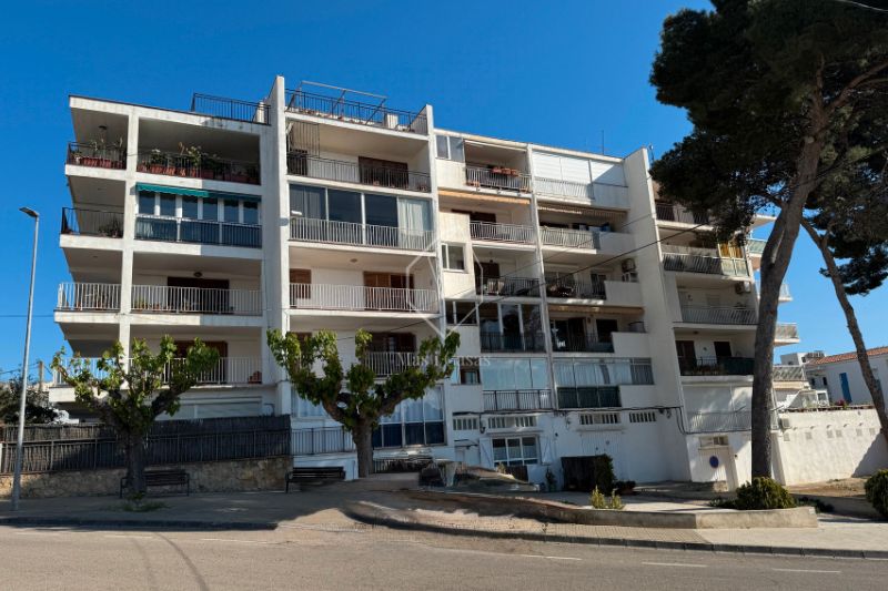 Vista exterior de Apartament en venda en L'Escala amb Terrassa i Balcó