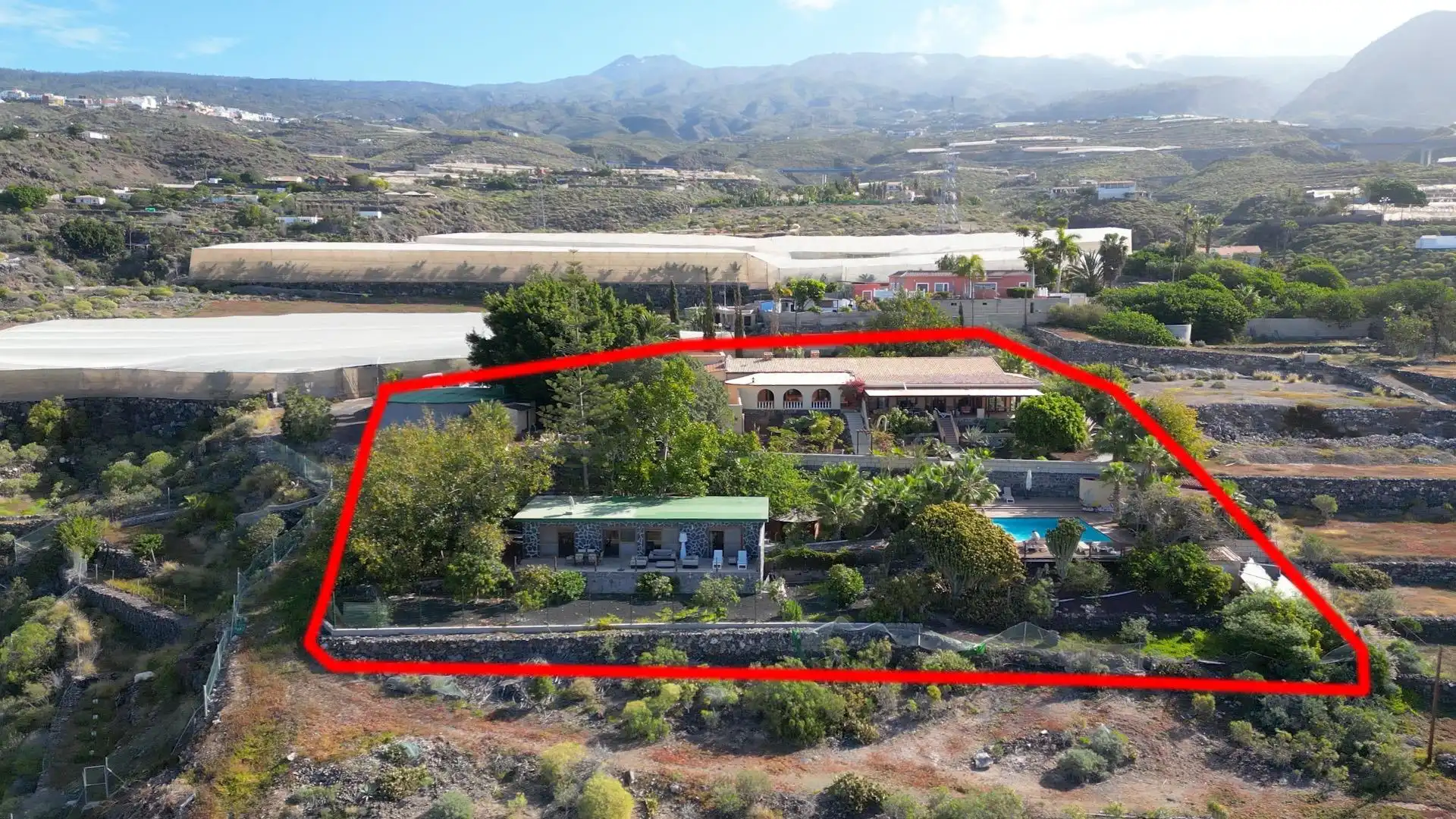 Vista exterior de Casa o xalet en venda en Guía de Isora amb Aire condicionat, Jardí privat i Terrassa