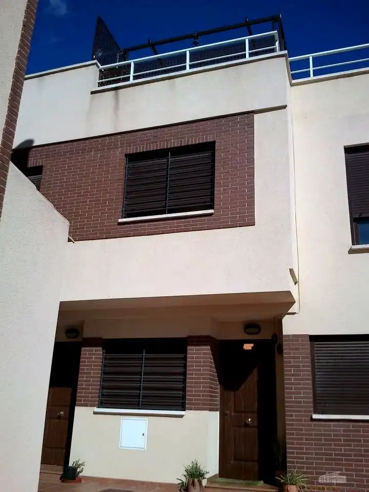 Vista exterior de Casa o xalet en venda en San Isidro amb Terrassa i Piscina comunitària