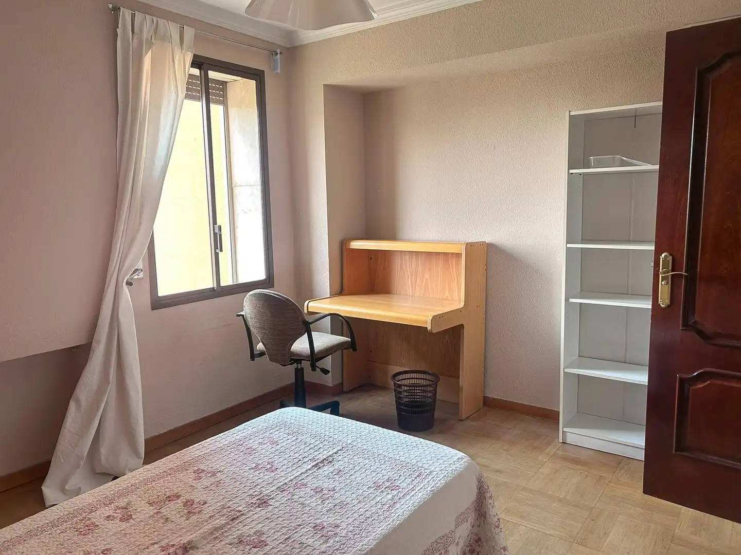 Schlafzimmer von Wohnung zur Miete in Sevilla mit Klimaanlage, Terrasse und Möbliert