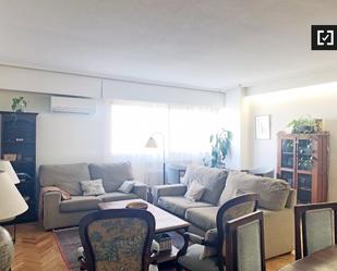Living room of Flat to rent in  Madrid Capital  with Air Conditioner, Heating and Furnished