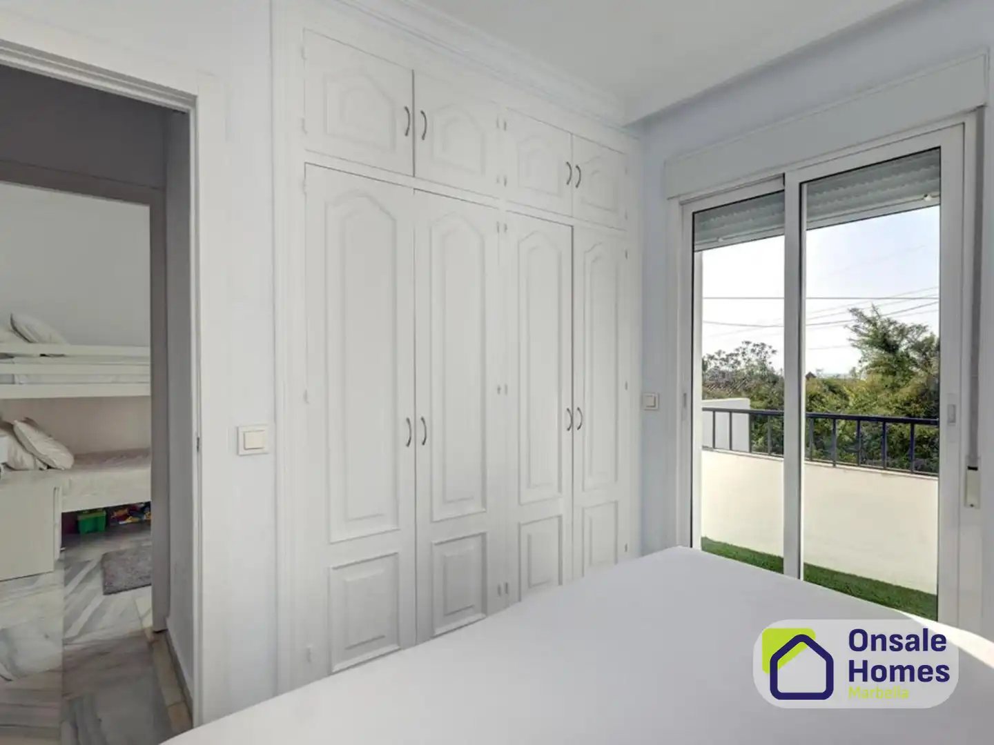Dormitori de Casa o xalet en venda en Marbella amb Aire condicionat, Jardí privat i Terrassa