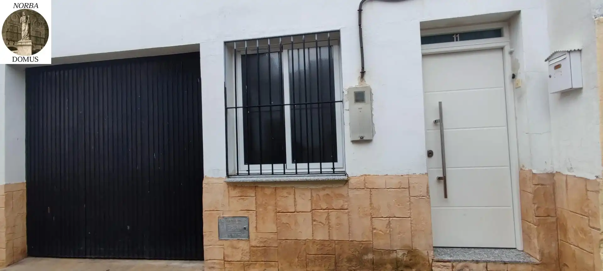 Vista exterior de Casa o xalet en venda en Navalmoral de la Mata amb Aire condicionat, Calefacció i Terrassa