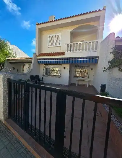 Vista exterior de Casa adosada en venda en La Manga del Mar Menor amb Aire condicionat, Jardí privat i Terrassa