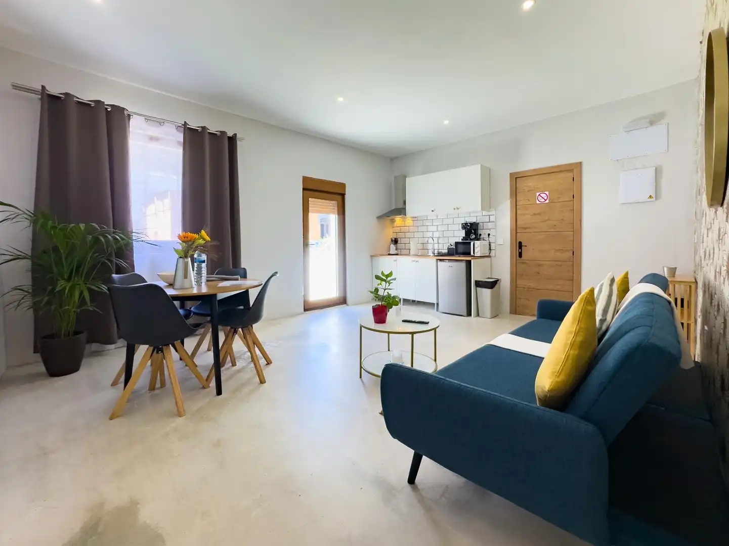 Sala d'estar de Casa o xalet en venda en Los Silos amb Aire condicionat, Terrassa i Moblat