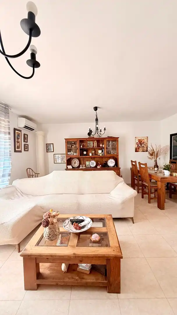 Sala d'estar de Casa adosada en venda en Calafell amb Aire condicionat, Calefacció i Jardí privat
