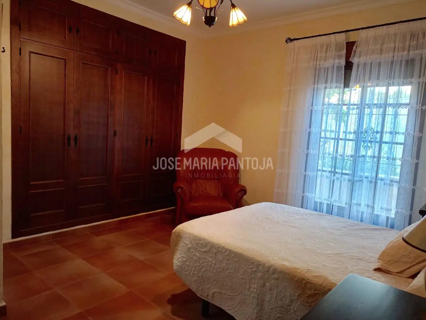 Dormitori de Casa o xalet en venda en Arcos de la Frontera amb Calefacció, Jardí privat i Traster