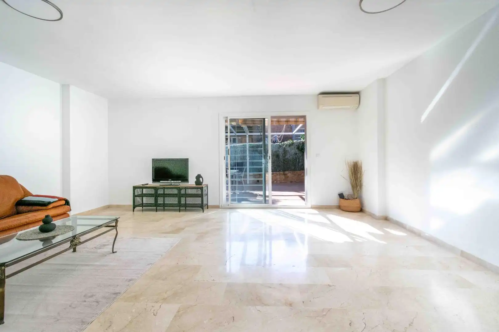 Sala d'estar de Casa o xalet en venda en L'Alfàs del Pi amb Calefacció, Piscina i Moblat