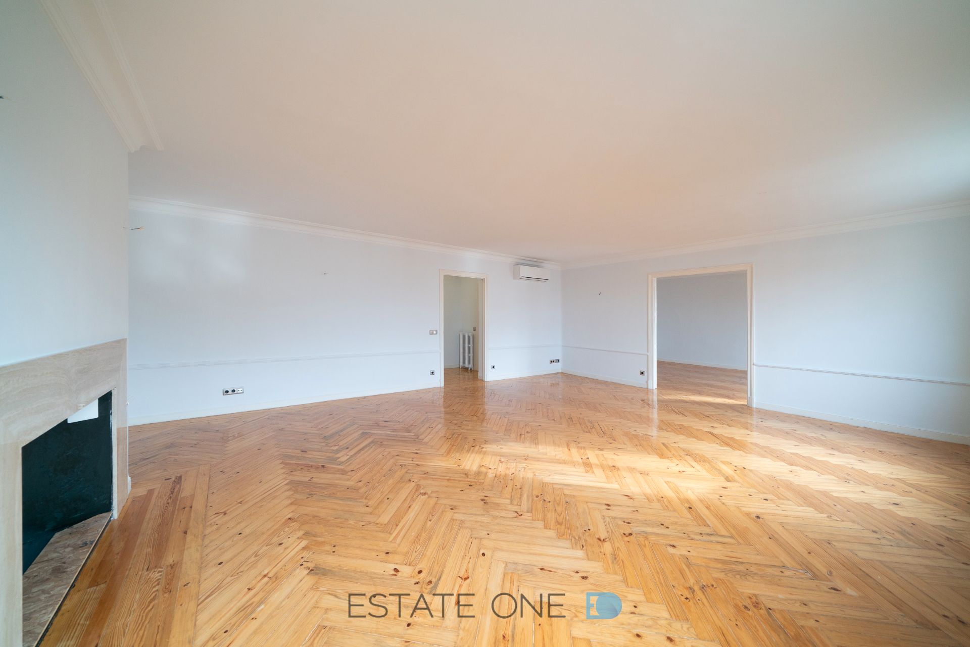Living room of Flat to rent in  Madrid Capital  with Air Conditioner, Heating and Parquet flooring