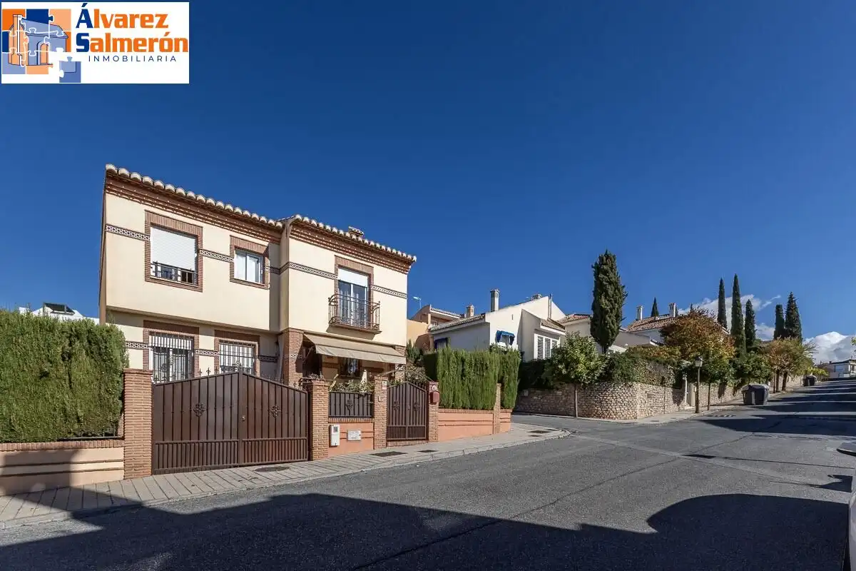 Vista exterior de Casa o chalet en venta en Huétor Vega con Aire acondicionado y Terraza