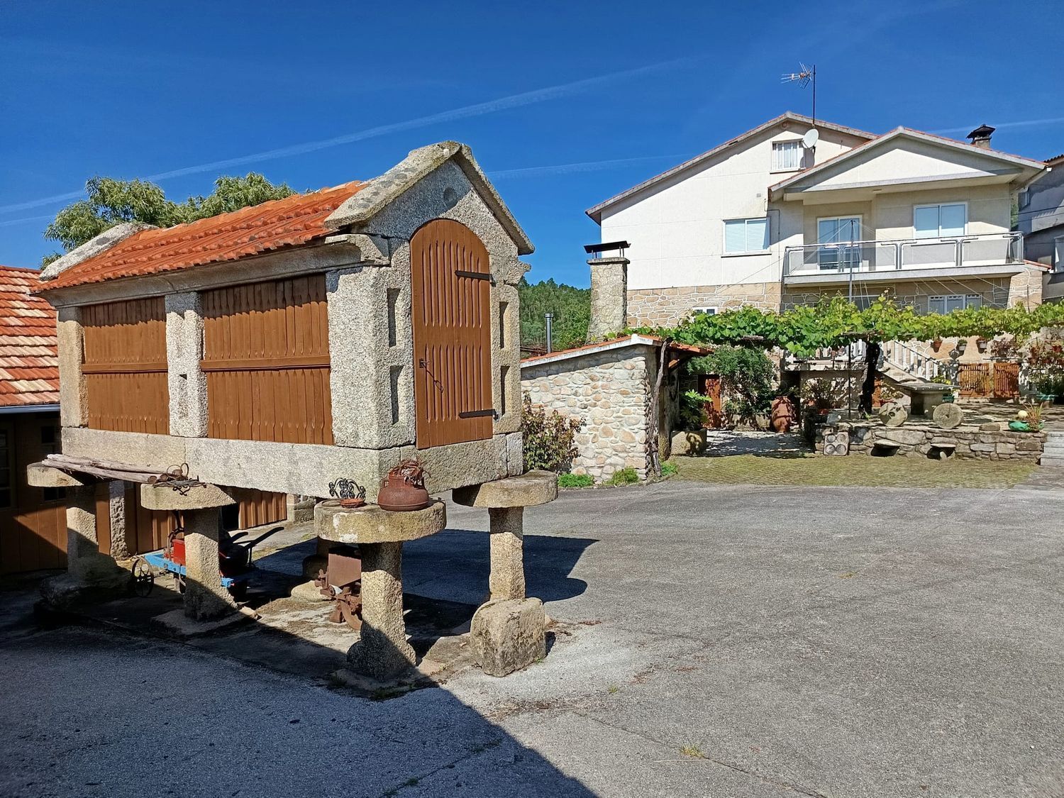Vista exterior de Casa o xalet en venda en Pontevedra Capital  amb Calefacció i Traster