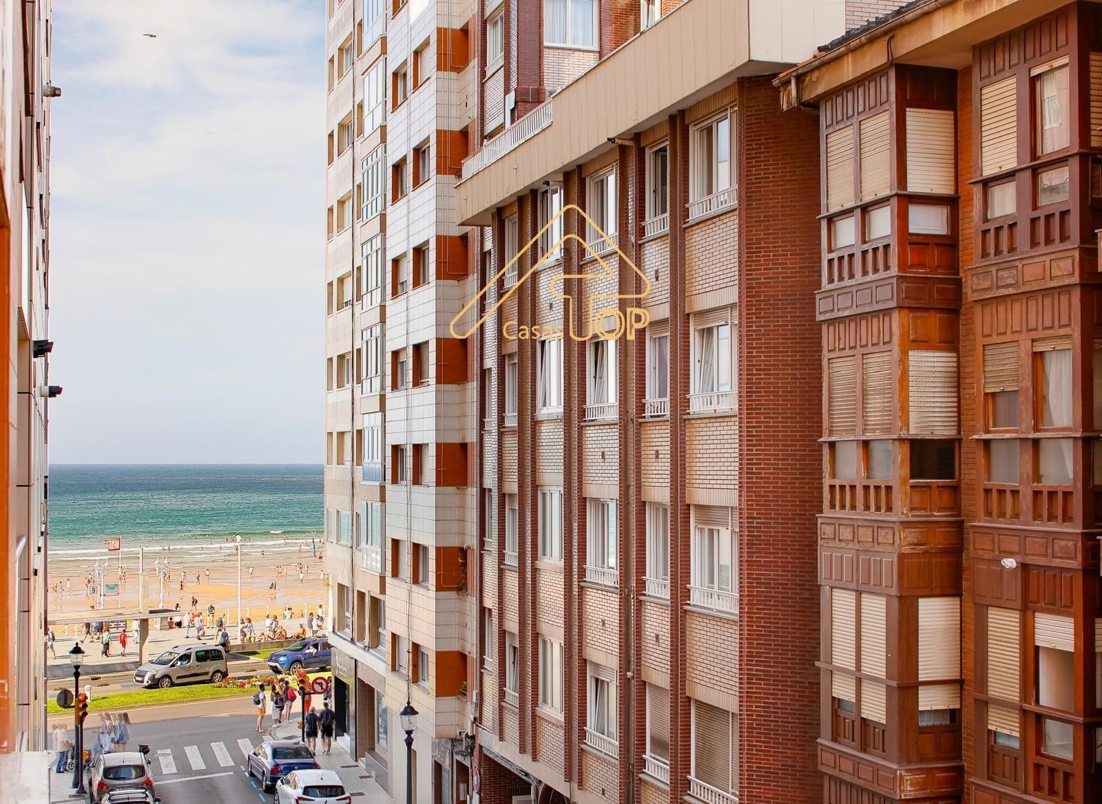 Vista exterior de Pis de lloguer en Gijón  amb Calefacció, Terrassa i Moblat
