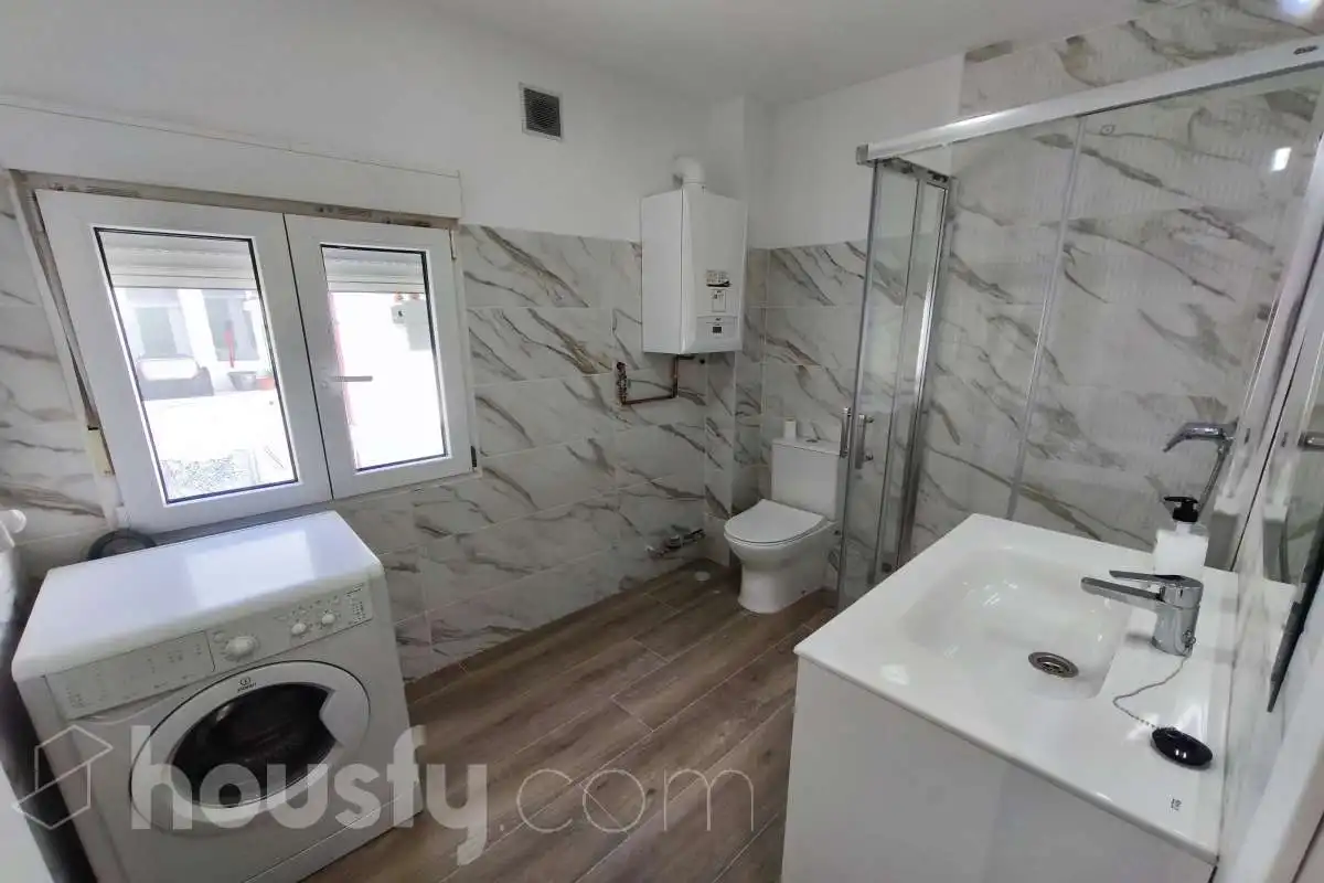 Badezimmer von Wohnung zur Miete in Madrid mit Klimaanlage, Heizung und Terrasse
