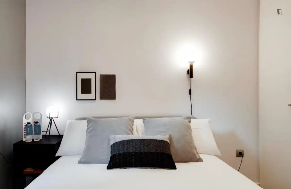 Dormitori de Apartament de lloguer en Barcelona amb Aire condicionat, Calefacció i Moblat