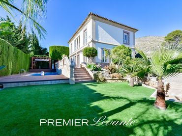Detached house with pool for sale in Golf Bahía