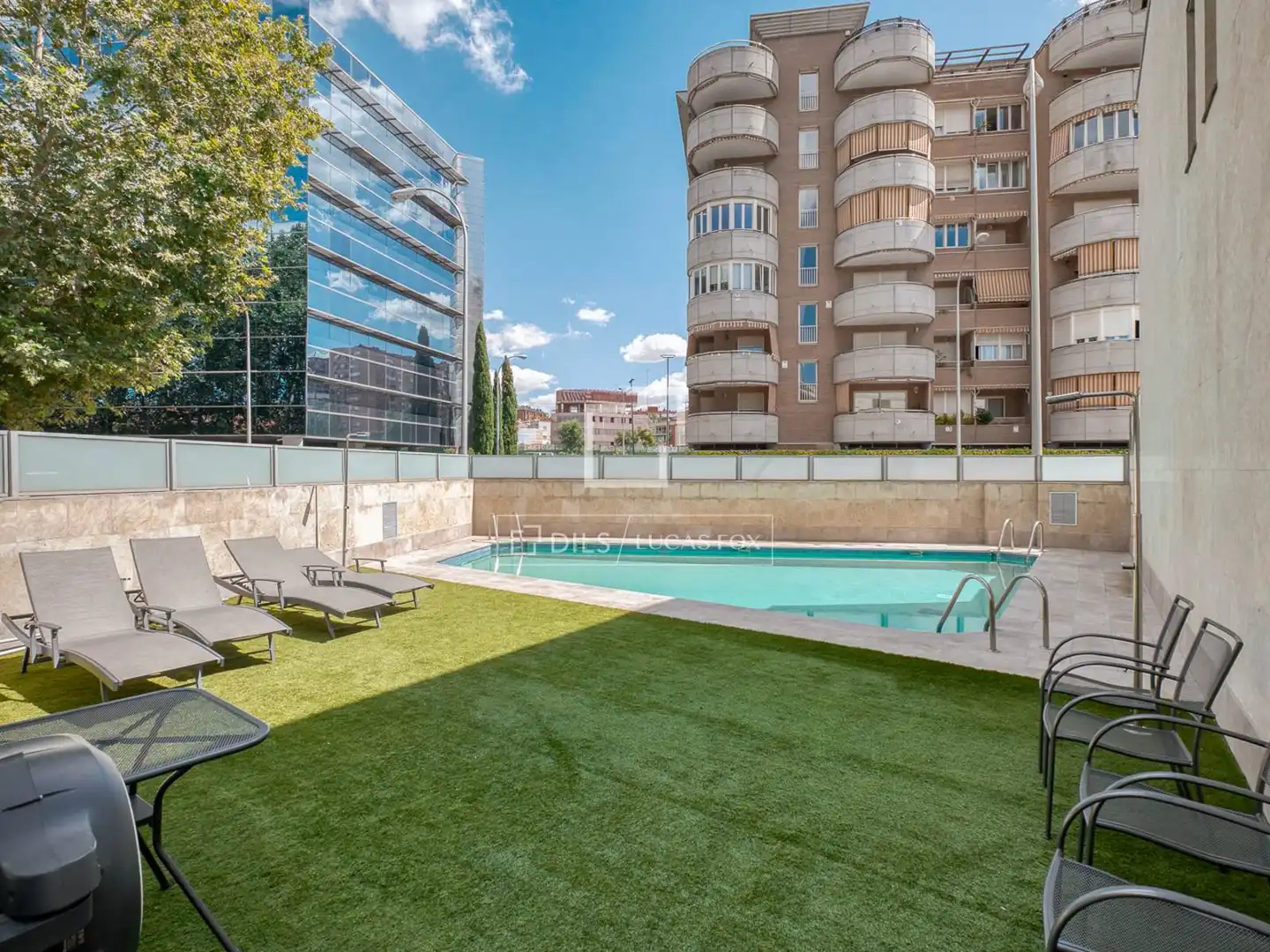 Piscina de Casa o xalet en venda en Madrid amb Aire condicionat, Calefacció i Jardí privat