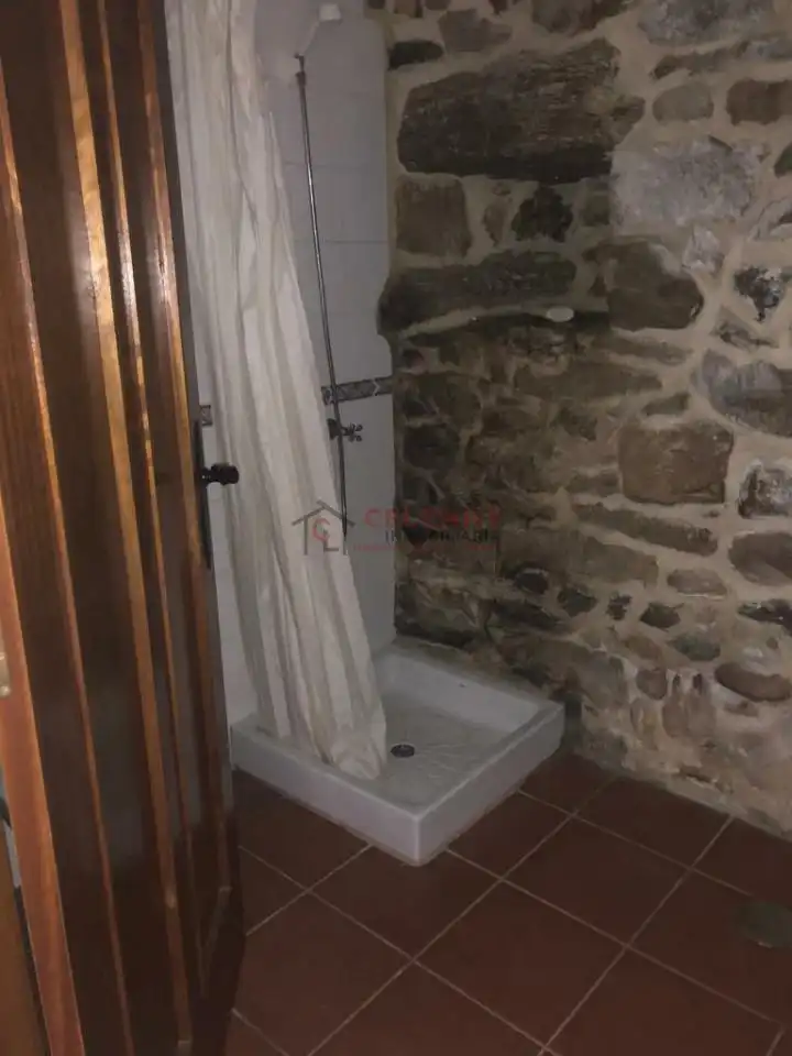 Bany de Local en venda en A Pobra de Trives  amb Aire condicionat i Moblat